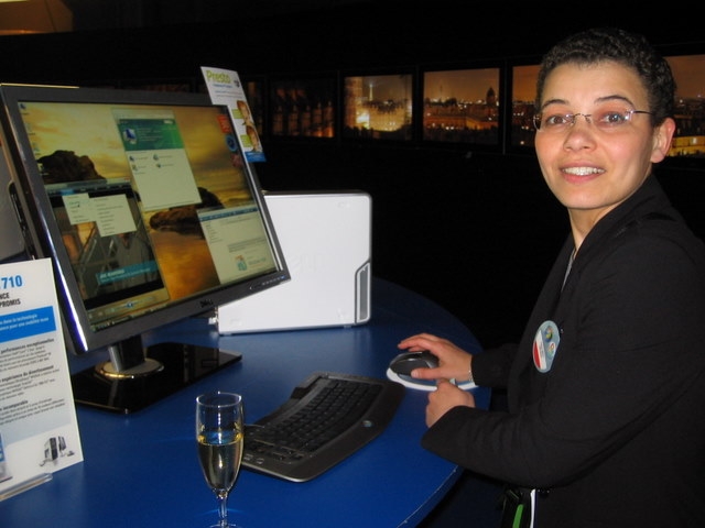 Ariane qui mate un Packard Bell